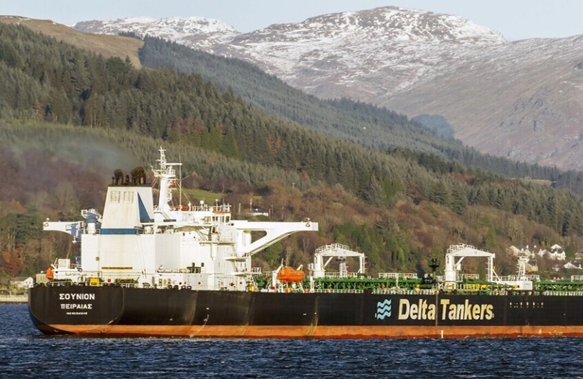 الاتحاد الأوروبي يعلن إجلاء ناقلة نفط أحرقها الحوثيون في البحر الأحمر (صورة)