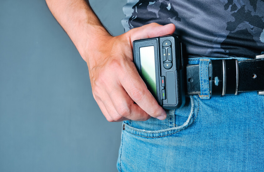 "متفجرات أم تسخين الليثيوم؟".. استخباراتي أمريكي سابق يقدم روايته عن سبب انفجار "بيجر" حزب الله