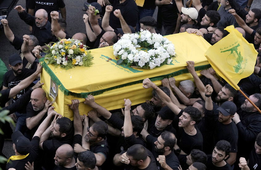 عقب تفجيرات متزامنة لأجهزة  لا سلكية في لبنان.. "حزب الله" ينعى عددا من عناصره "على طريق القدس"