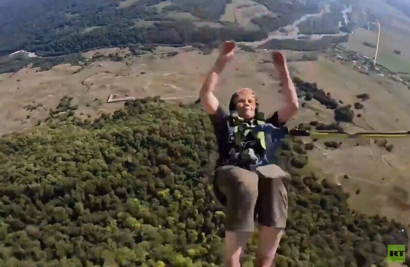 امرأة تبلغ من العمر 75 عاما تقفز من منحدر