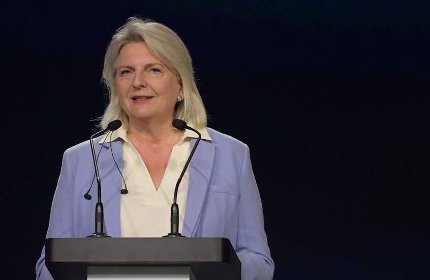 الوزيرة النمساوية السابقة كنيسل تنتقل للعيش في منزل خشبي صغير في مقاطعة قريبة من موسكو