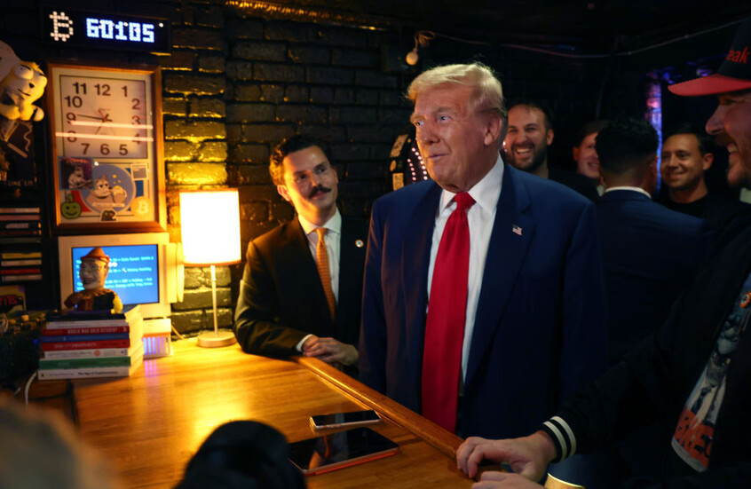 ترامب يوزع البرغر على مناصريه ويدفع ثمنه بالبيتكوين