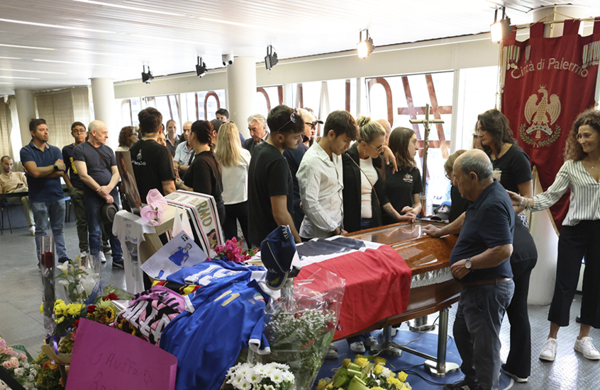 الآلاف يشاركون في جنازة سكيلاتشي هداف مونديال 1990 (فيديو)