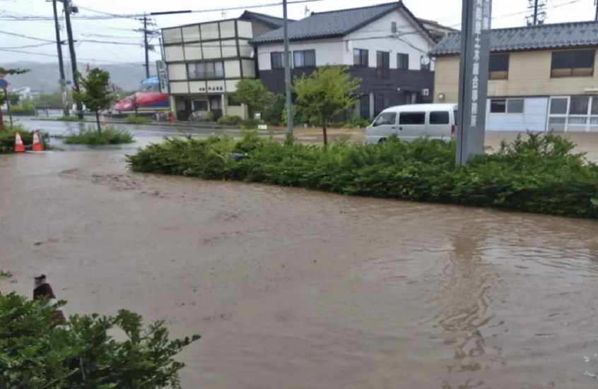 بالفيديو.. فيضانات وانهيارات طينية في اليابان جراء موجة أمطار غزيرة