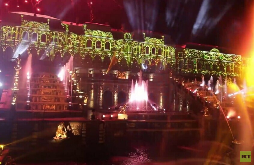 مهرجان النافورة السنوي يشهد إقبالا واسعا في بيترهوف