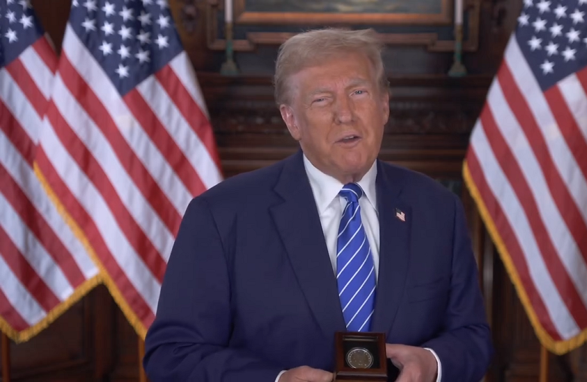 صممها بنفسه.. ترامب يطلق عملته الرسمية الفضية (فيديو)