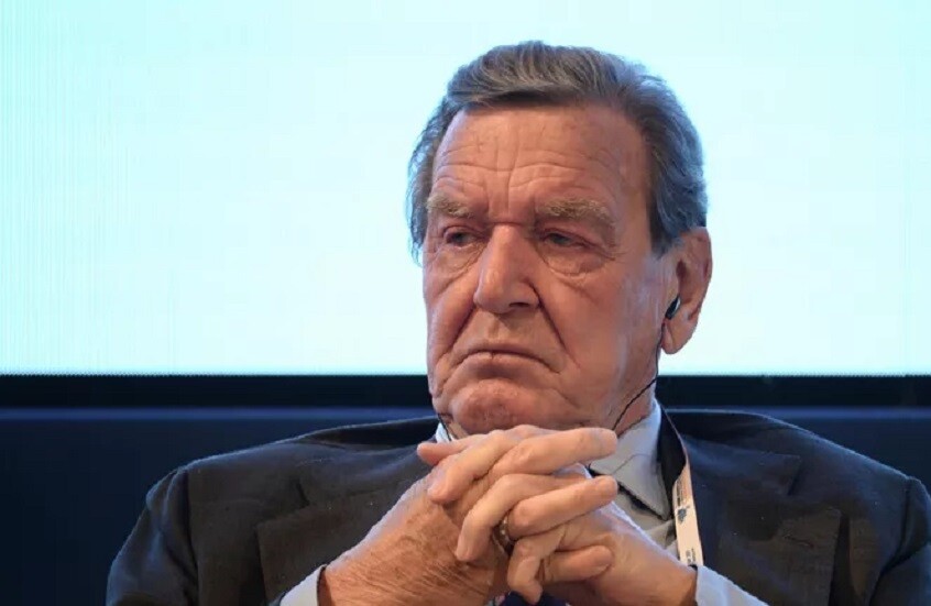 مستشار ألمانيا الأسبق: من يعتقد بأن روسيا يمكن هزيمتها عليه مراجعة كتب التاريخ