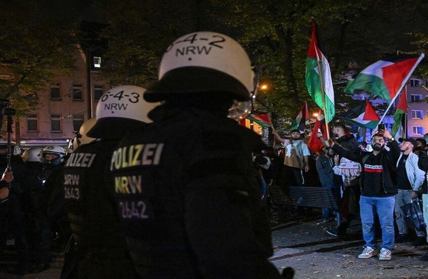 الشرطة الألمانية تلاحق طفلا رفع العلم الفلسطيني خلال تظاهرة منددة بالحرب على غزة (فيديو)
