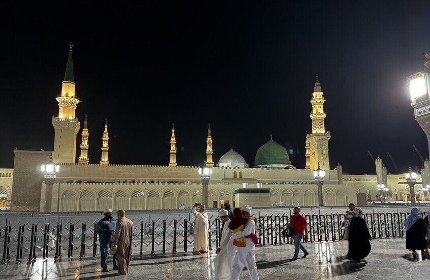 خطيب المسجد النبوي يحذر من الشائعات والخداع على وسائل التواصل الاجتماعي