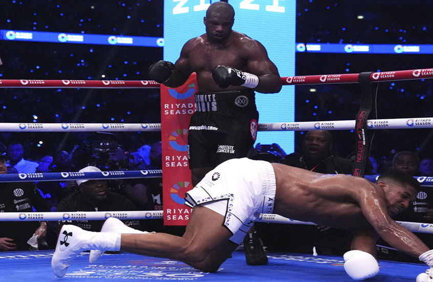 دوبوا يطيح بمنافسه جوشوا بالضربة القاضية ويحتفظ بلقب الاتحاد الدولي للملاكمة للوزن الثقيل (فيديو)