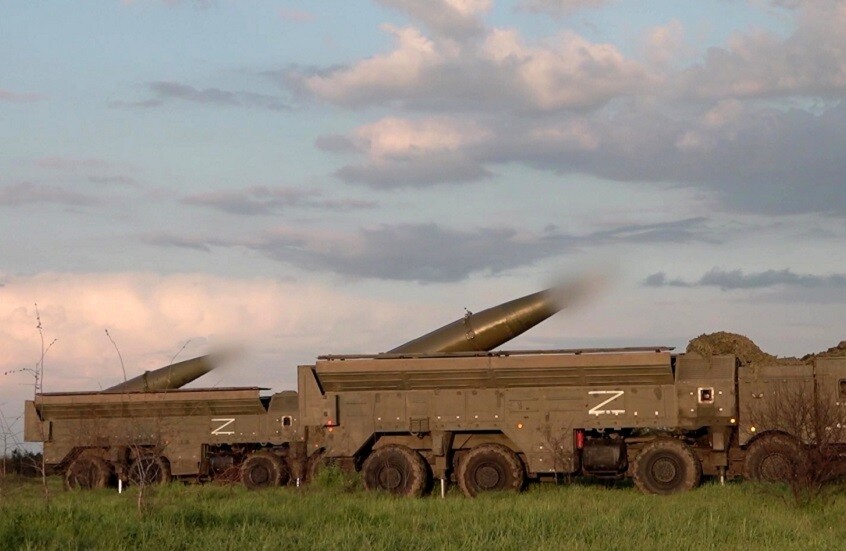 لم يبق هناك سوى حفرة.. "إسكندر" روسي يدمر "هيمارس" في شمال أوكرانيا