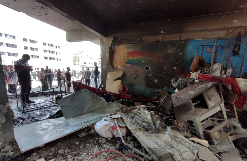 مقتل 7 فلسطينيين وإصابة آخرين بقصف على مدرسة بمخيم الشاطئ غرب غزة