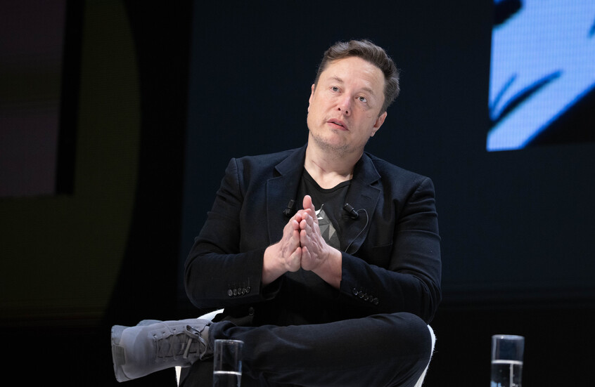 ماسك يتفق مع الرأي بأن بايدن وهاريس "يعاقبانه"