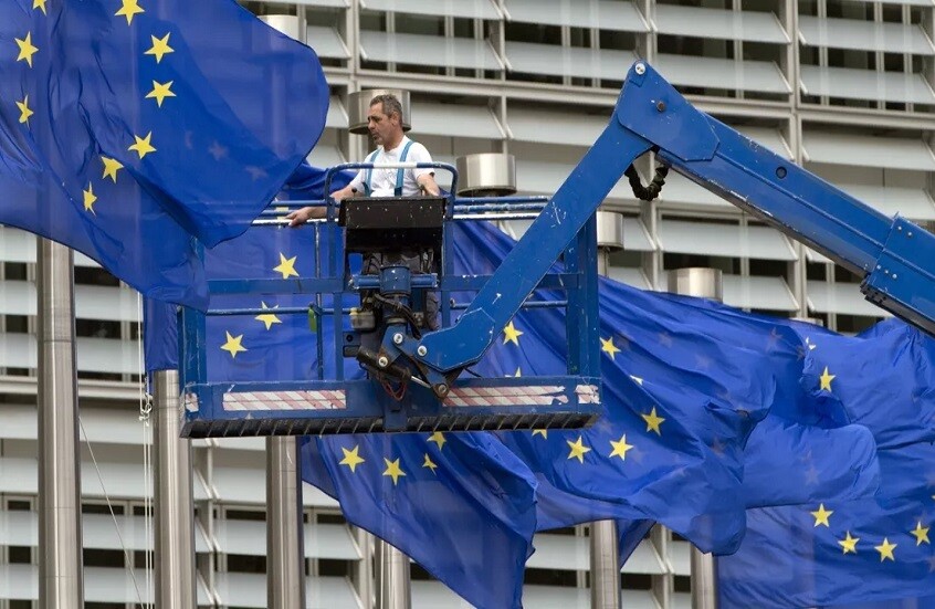 دبلوماسي فرنسي: أوروبا تتراجع في مجال التكنولوجيا وعاجزة عن حل مشاكلها السياسية