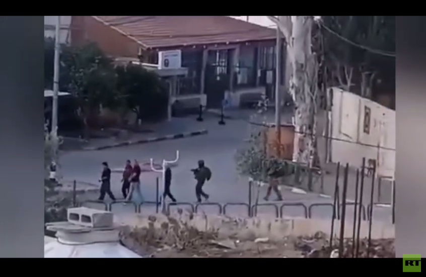 شاهد.. القوات الإسرائيلية تعتقل مدير ومعلمي مدرسة بلدة حارس بالضفة الغربية