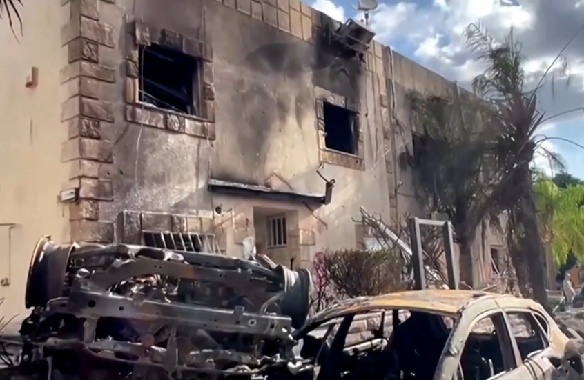 آثار استهداف شمال إسرائيل ⁣بصواريخ أطلقت من لبنان