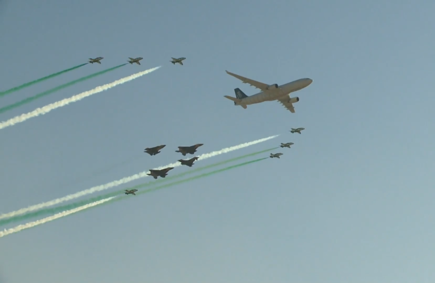 بمناسبة اليوم الوطني السعودي.. استعراض مثير لطائرات القوات الجوية في سماء الرياض