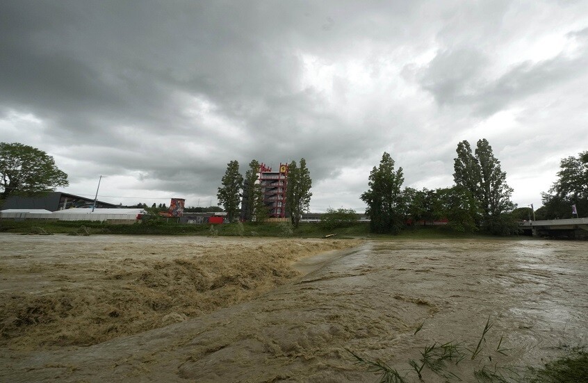 فقدان طفل وجدته بعد فيضانات ضربت وسط إيطاليا