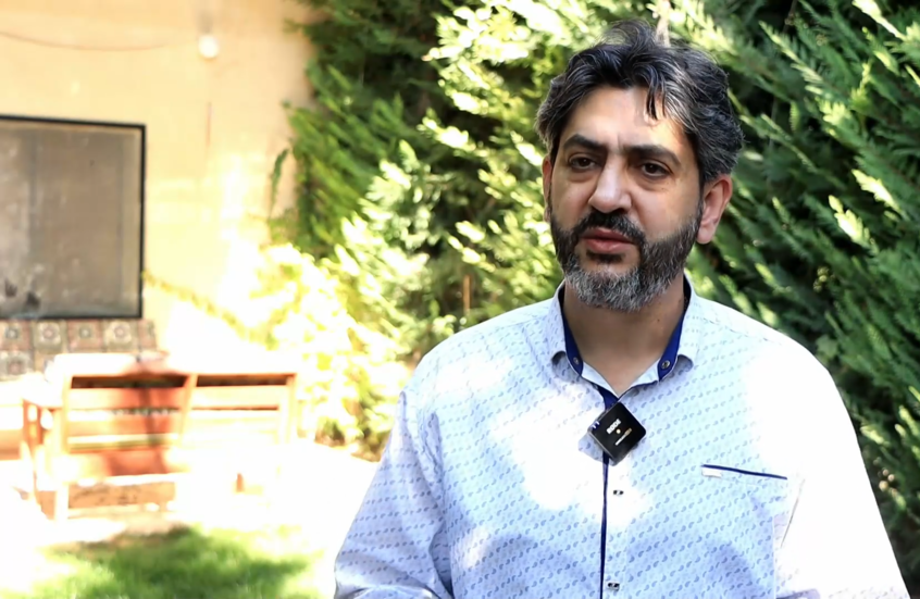 محلل سياسي لبناني يروي تفاصيل سقوط قذيفة إسرائيلية على منزله خلال مقابلة مباشرة