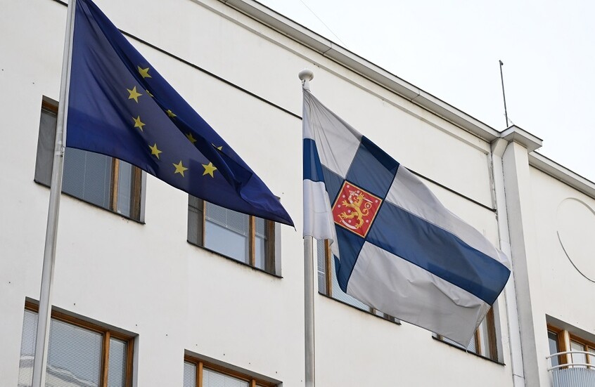 ناشطون بيئيون يرشون أعمدة مبنى البرلمان في فنلندا بطلاء أحمر