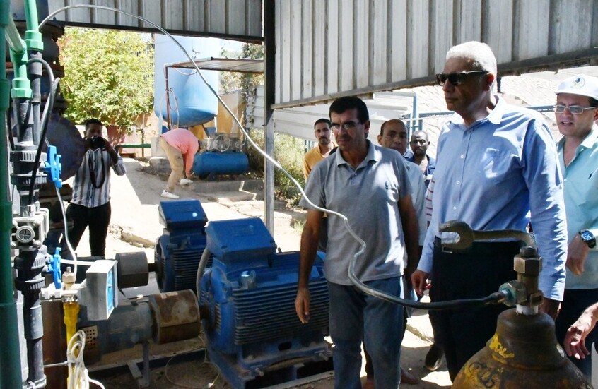 "بعد اتهامها بنشر مرض غامض".. محافظ أسوان المصرية يداهم محطة مياه ويشرب أمام الكاميرا (صور)