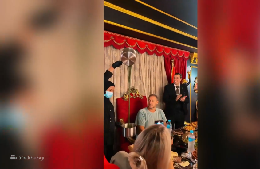 شاهد.. أسطورة الكرة القدم ينبهر بطريقة تقديم الملوخية المصرية