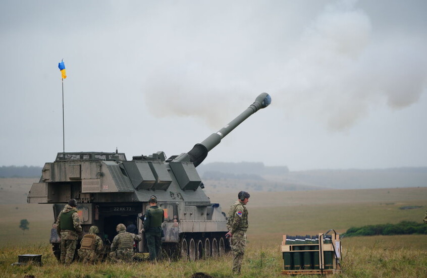 الدفاع البريطانية تعلن تزويد قوات كييف بدفعة جديدة من مدافع هاوتزر "إيه إس 90"