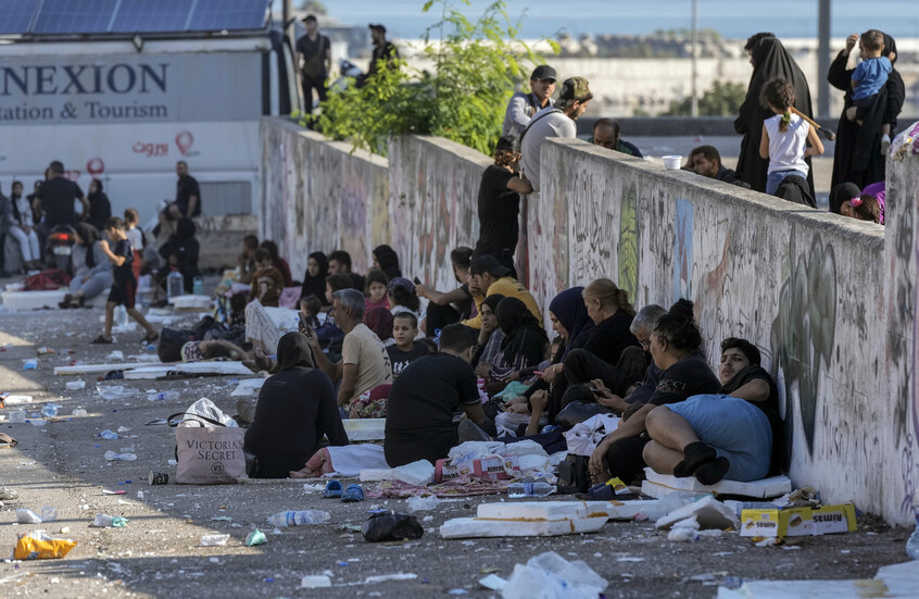 لبنان.. لجنة الطوارئ تعلن تسيير قوافل مساعدات إلى مراكز إيواء النازحين (صور+ فيديو)