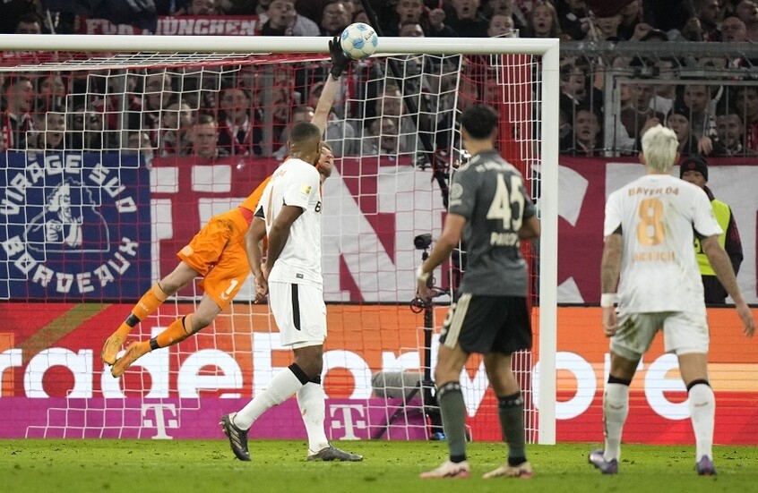 شاهد.. بايرن ميونخ ينجو من الهزيمة بهدف "عالمي"