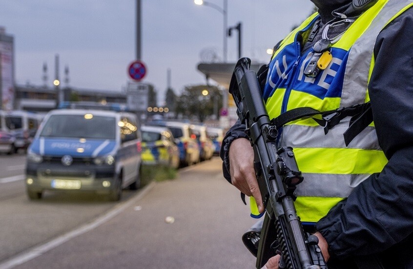 ألمانيا.. اعتقال مواطن سوري بتهمة إشعال حريقين أسفرا عن إصابة العشرات واقتحام متجرين