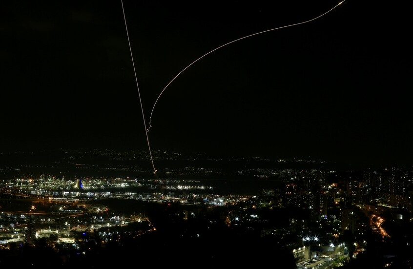 انفجارات متتالية تهز عكا وحيفا شمال إسرائيل وإعلام عبري يتحدث عن اعتراض صواريخ من لبنان