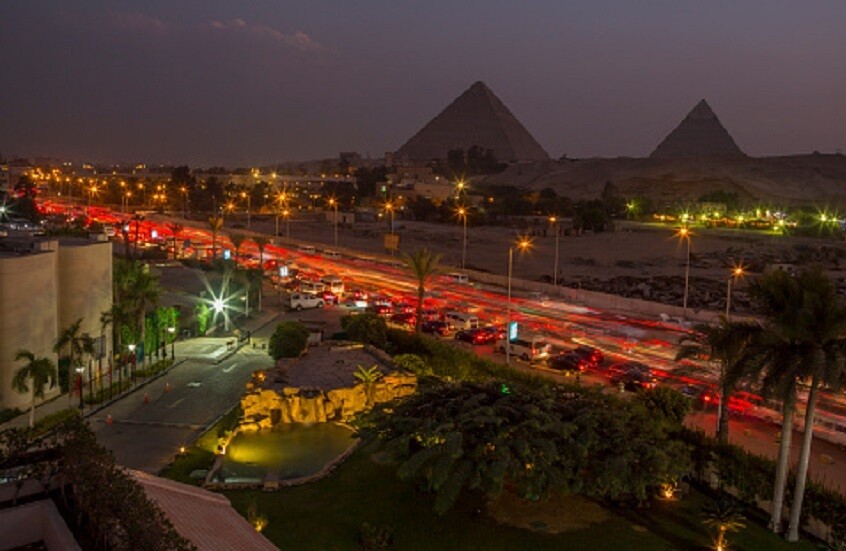 أمريكي يعتدي على مصريين بالسلاح الأبيض في فندق بشارع الهرم