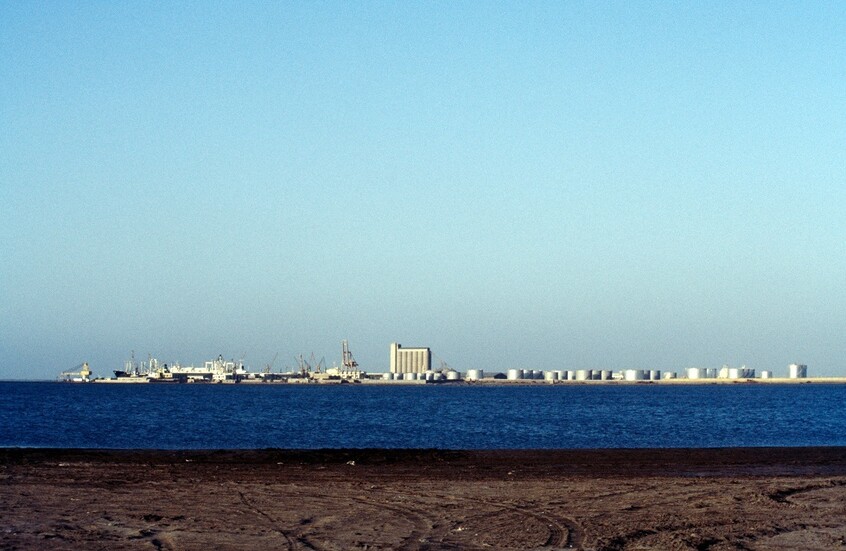 "ضربات فاشلة".. نائب رئيس الهيئة الإعلامية لحكومة صنعاء يعلق على قصف الحديدة