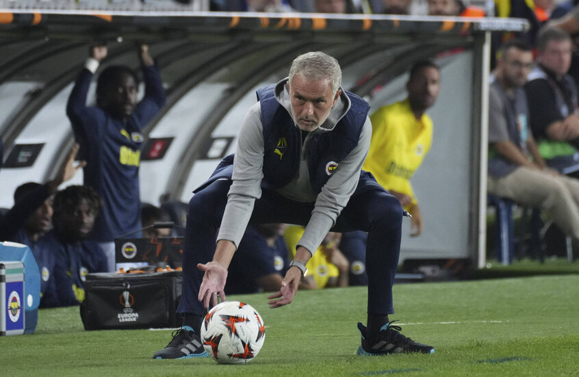 قرر ابتكار أغرب طريقة للاعتراض على الحكم.. تصرف يكلف مورينيو البطاقة الصفراء في الدوري التركي