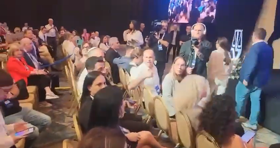 "لقد دمرتم البلاد".. الهجوم على عضو كنيست إسرائيلي خلال حدث عام