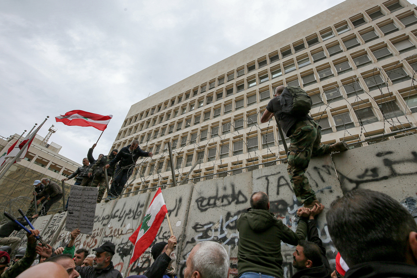 مراسلتنا: سلامة يمثل أمام القضاء اللبناني وسط احتجاجات وتدابير مشددة