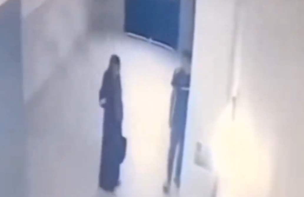 الجزائر.. مقطع فيديو يظهر "وحشا بشريا" يعتدي على مسنة يثير غضبا كبيرا والأمن يتحرك (فيديو)