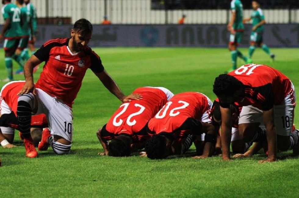 نجم النادي الأهلي ومنتخب مصر السابق يعتزل كرة القدم