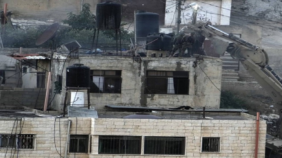الجيش الإسرائيلي يحقق في مقطع فيديو لجنود يرمون جثثا لفلسطينيين من فوق بناية في قباطية