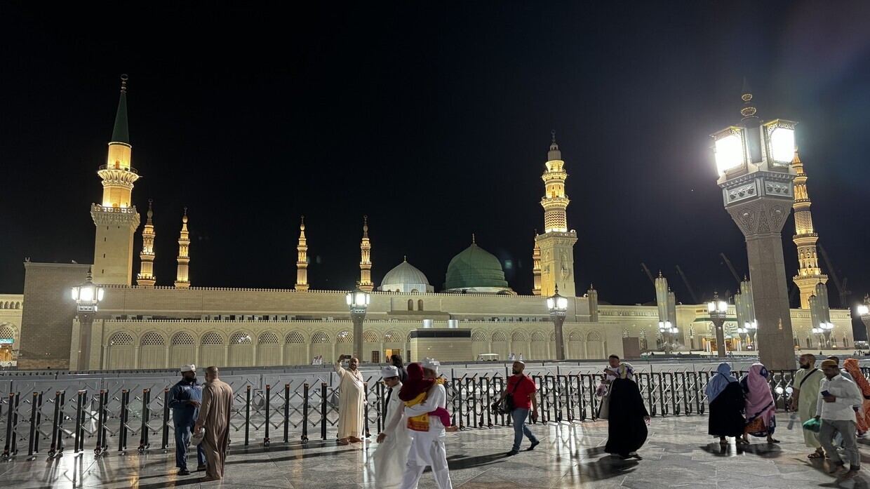 خطيب المسجد النبوي يحذر من الشائعات والخداع على وسائل التواصل الاجتماعي