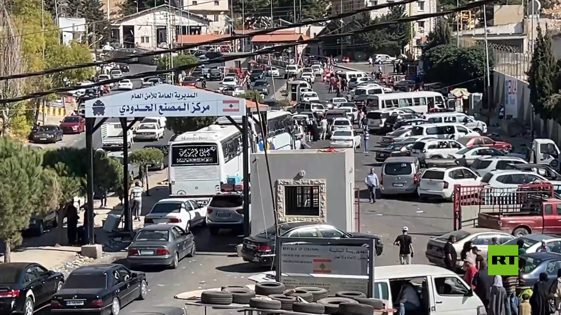 ازدحام مروري عند معبر حدودي بين سوريا ولبنان مع نزوح الآلاف وسط الغارات الإسرائيلية