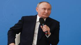 "تهكم رفيع".. سياسي بريطاني يعلق على تصريح بوتين بشأن كامالا هاريس