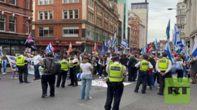 متظاهرون إسرائيليون يخرجون في وقفة مضادة للمسيرة الوطنية الكبرى للتضامن مع فلسطين في لندن (فيديو)