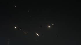 "حزب الله" يطلق رشقة صواريخ مكثفة في اتجاه إصبع الجليل والجيش الإسرائيلي يرد بقصف مدفعي وجوي (فيديو)