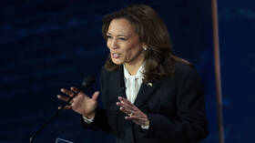 " كانت تتلقى الأجوبة من ملقن؟".. أقراط هاريس تشعل جدلا على مواقع التواصل