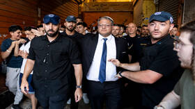 بعد انفجار سيارة بمدينة الرملة.. بن غفير يشارك الشرطة في مداهمة