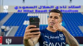 كانسيلو يحتفل مع الهلال بالثوب السعودي لأول مرة