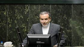 عراقجي ينفي تصريحات متداولة لبزشكيان حول استعداد طهران لوضع أسلحتها جانبا