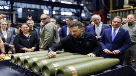 بعد زيارة مصنع عسكري.. زيلينسكي يواجه انتقادات لـ"تدخله" في الانتخابات الأمريكية