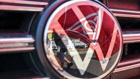 آلاف العمال في "فولكسفاغن" يهددون بالإضراب